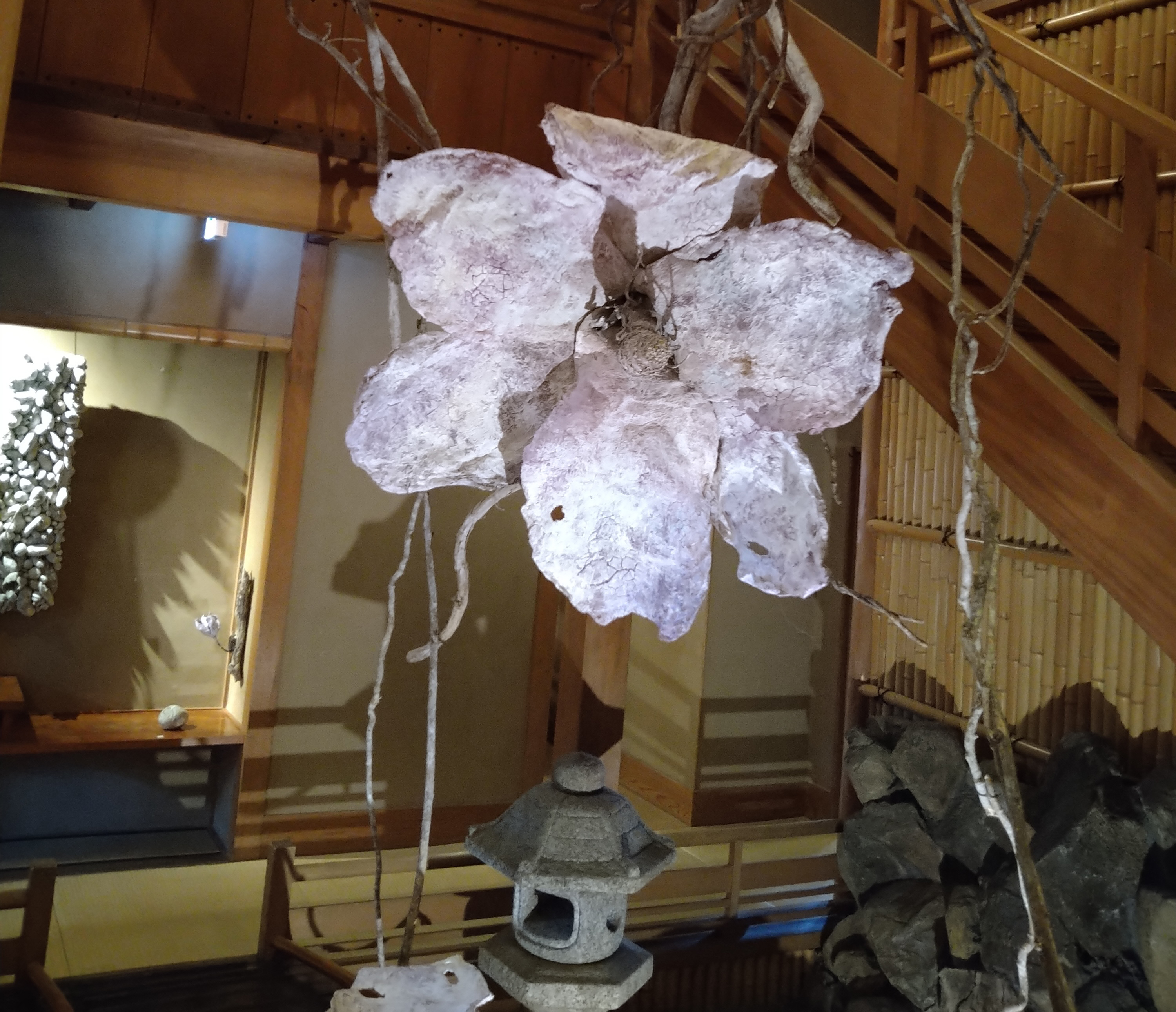 歴史ある建物に展示された白い花の現代美術作品
