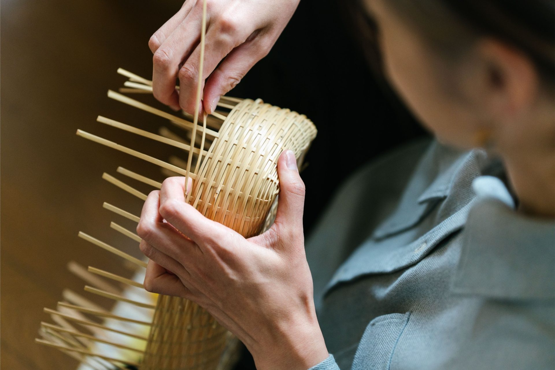 竹ひごを編んで籠をつくる職人の手元