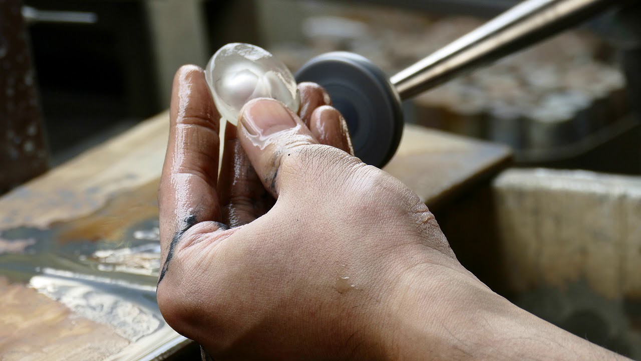 研磨機で石を磨く宝石研磨体験