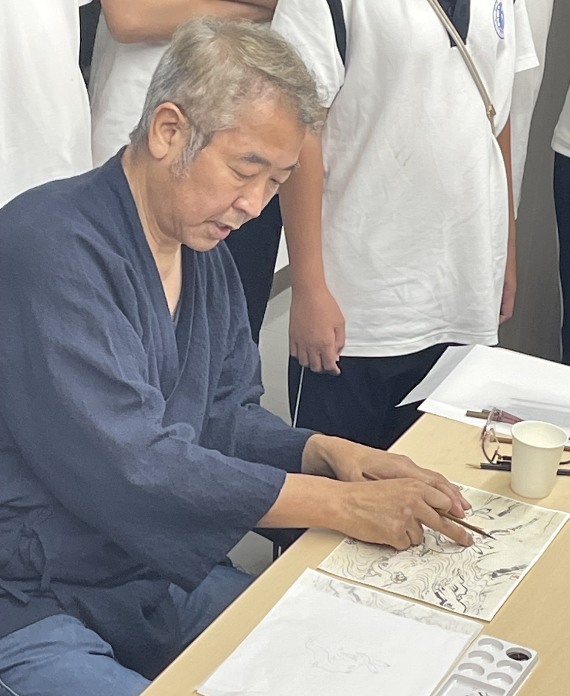 筆と顔料で日本画を描くワークショップの様子